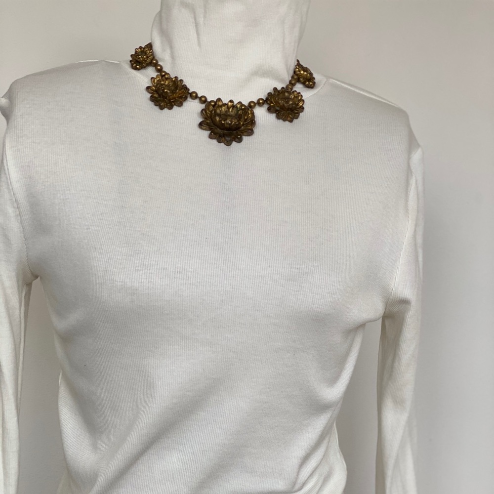 Vintage flower necklace. Pretty details.
